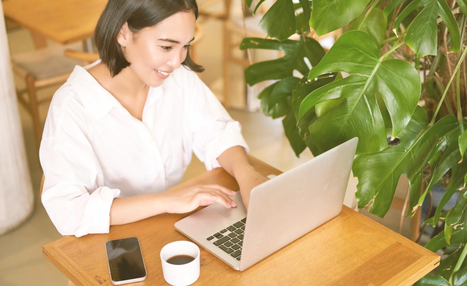 Professionelle Arbeitsumgebung mit organisiertem Workspace