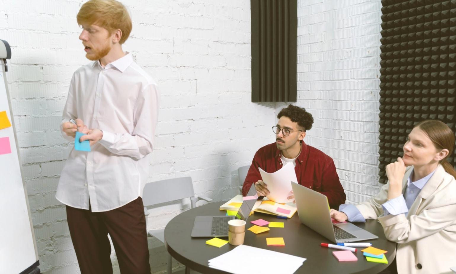 Professionelle Lernumgebung mit modernen Arbeitsmaterialien