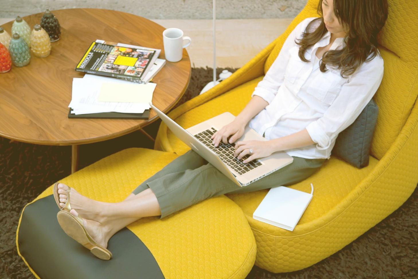 Teilnehmer arbeiten mit verschiedenen Geräten an Online-Kursen